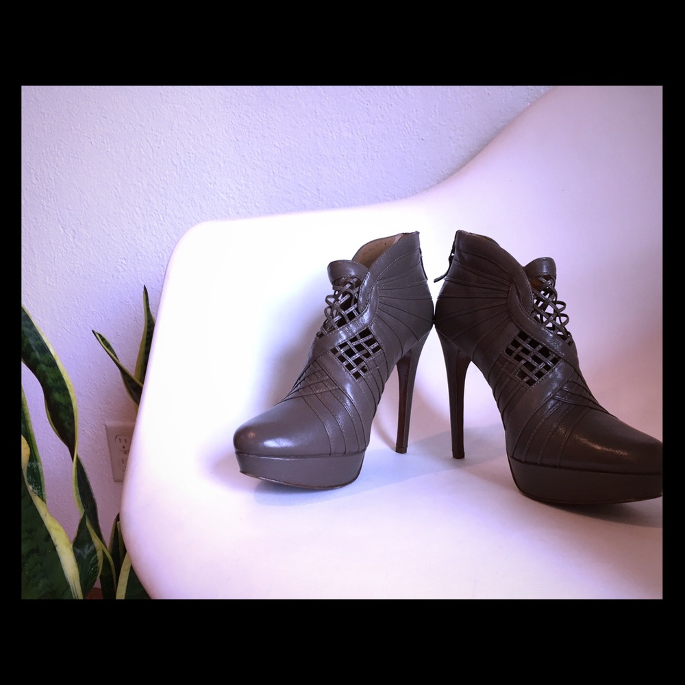 Elie Tahari Bria Gray Bootie Heel Laticed Web 8.5 - Picture 6 of 10